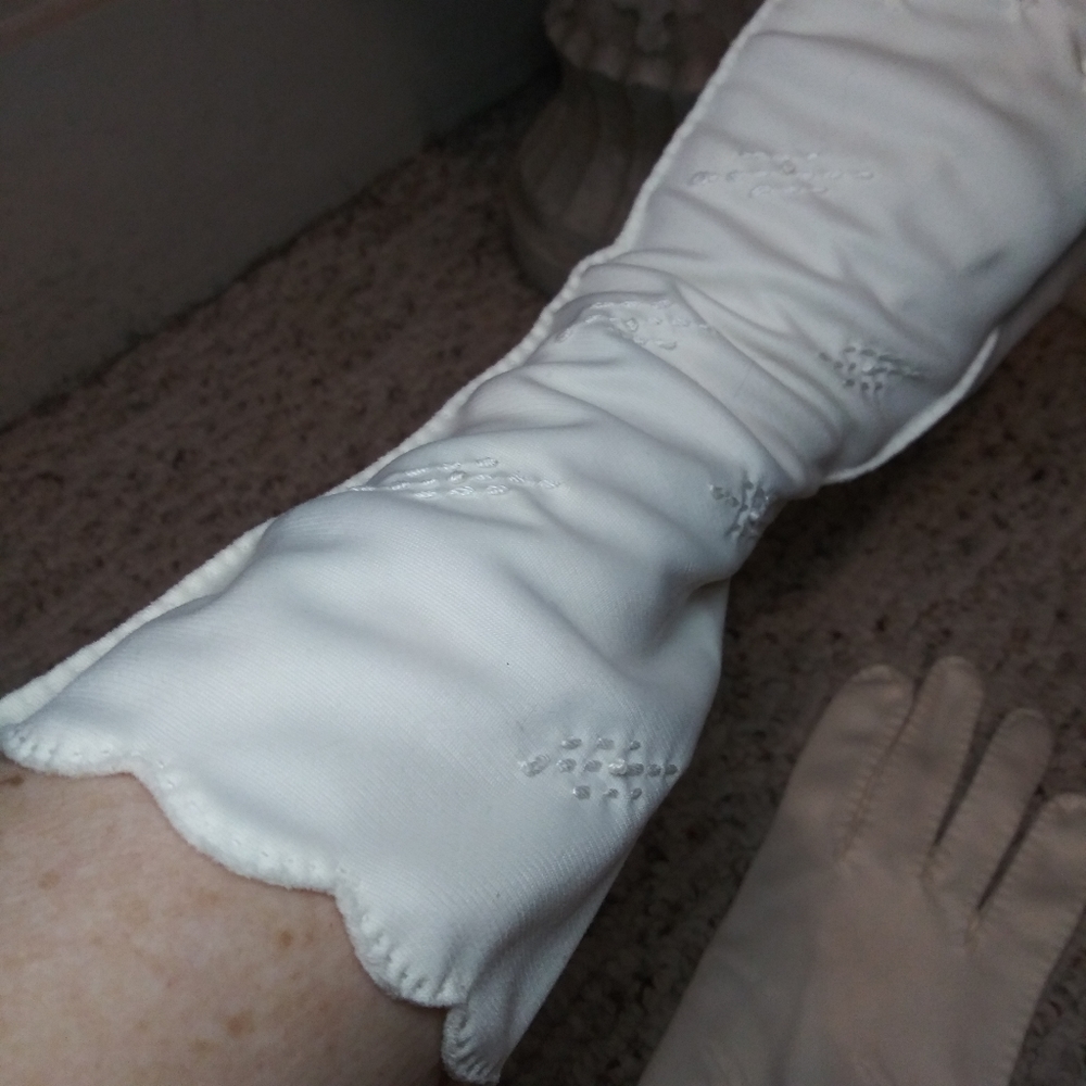 Vintage 1950's Shalimar Handmade Ivory Embroidered Opera Gloves - Picture 3 of 13
